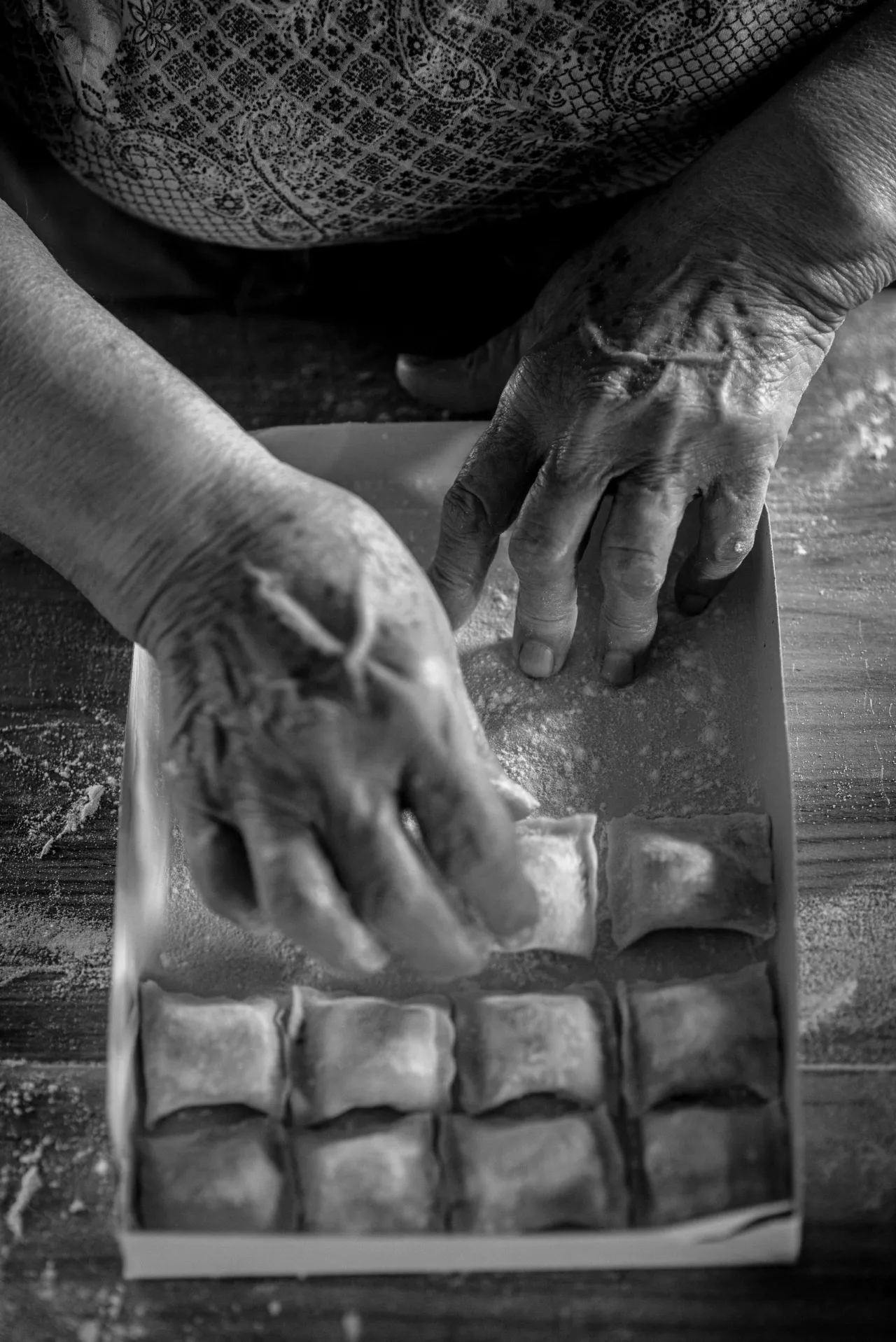 Les mains de Nonna Pina façonnent des pâtes fraîches, en noir et blanc