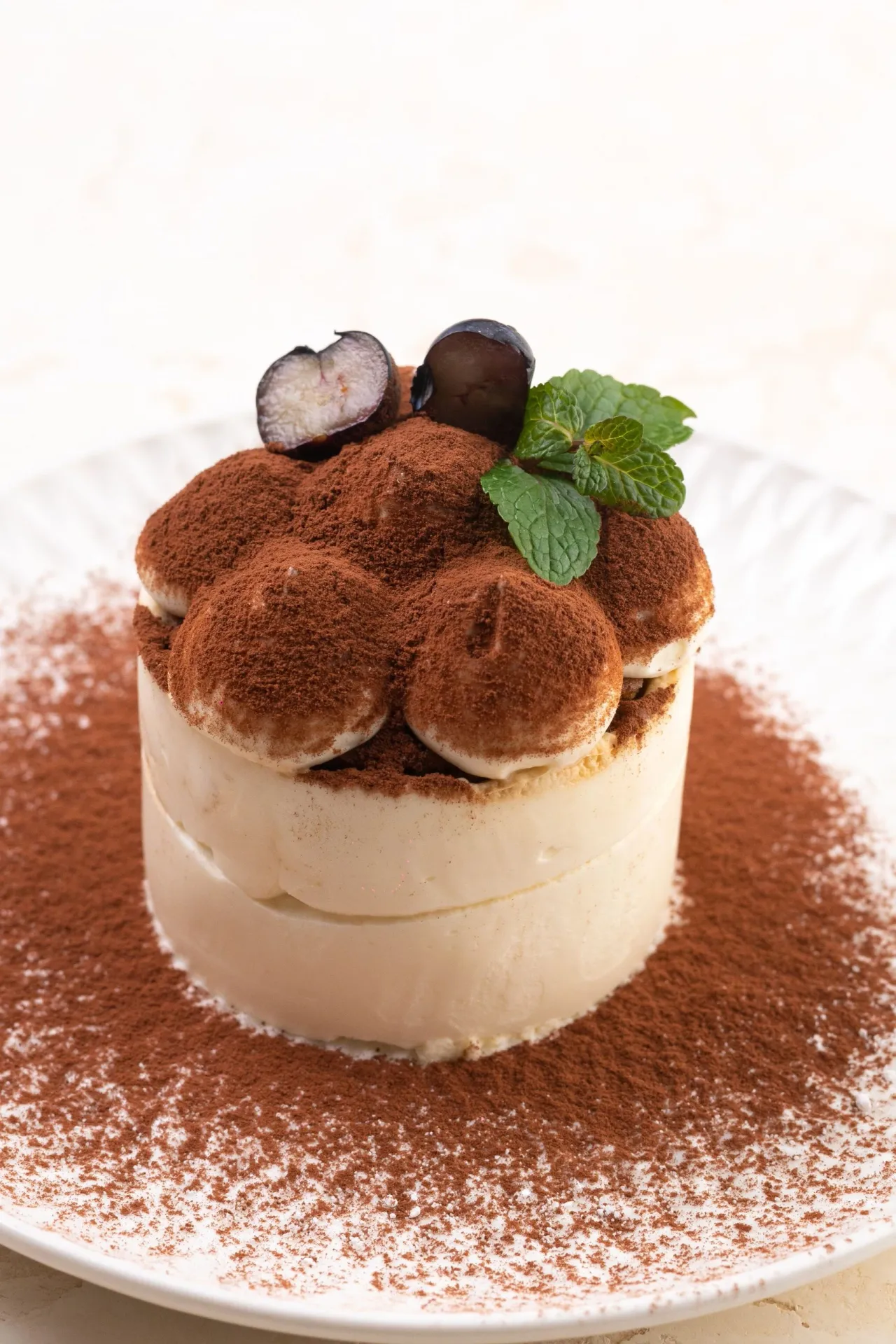 Un tiramisu individuel poudré de cacao